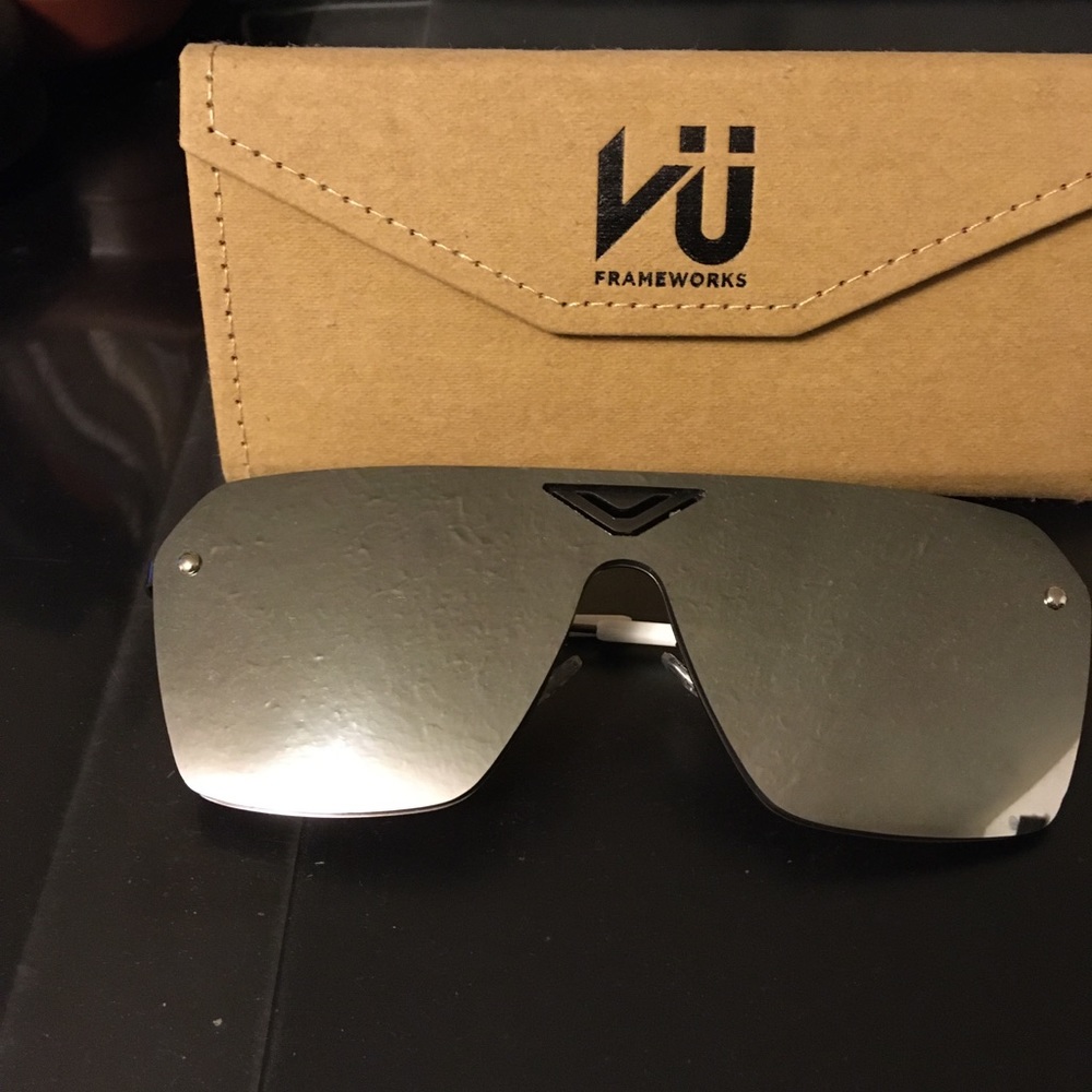 Vu Frameworks Mirrored Visor Sunglasses